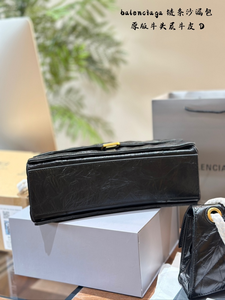 Balenciaga hourglass bag p350p400
From the perspective of value preservation, I chose a hard hourglass bag and tried it on. I feel that soft cowhide is more suitable for me. 1. The bag can hold change inside, and there are many compartments that are ...