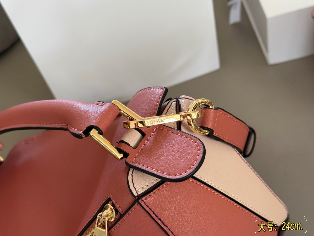 225 255 box
Size: 18 * 10cm (mini)
24 * 15cm (large size)
Loewe Geometry Package Puzzle
Truly cannot be missed,
?? Cowhide quality!
Completely hold on!
Puzzle cranberry color blocking
Even high-level ones have to overflow