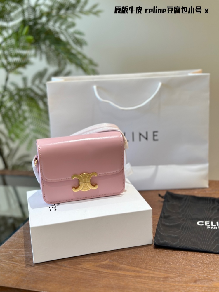 Original version x
Celine Triumphal Arch Tofu Bun
The meaning of 'Chong' is also to collect fragrance
The armpit bag of the Arc de Triomphe has a much larger capacity than imagined
Daily back is completely enough
Black is never wrong - it can be worn...