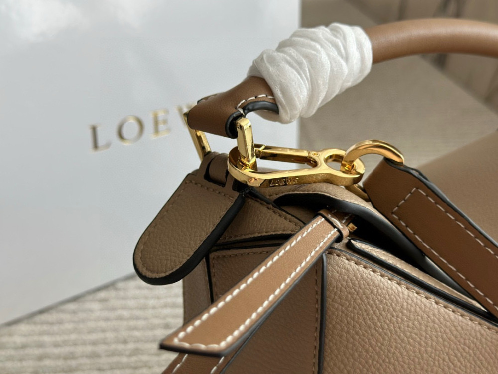 ￥225 
From now on, fans of the Luo family geometric bag family will surely be delighted with the addition of a bag to the Loewe puzzle. The classic geometric bag will once again attract fans with its mini bag! This time let's plant grass and see if ...