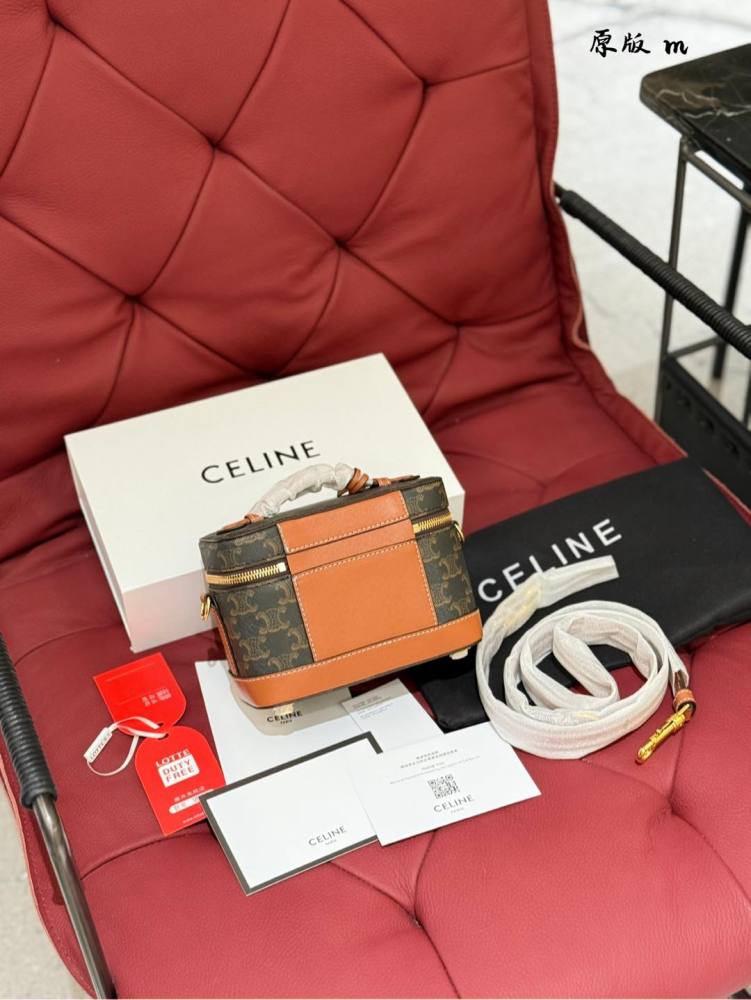 p240
CELINE VANITY Makeup Box Bag ●●●
This classic makeup bag is made from MAISON CELINE's makeup bag, and this season it has a new look in the handbag series. The size is well made, and the makeup bag is practical, versatile, and exquisite. Th...
