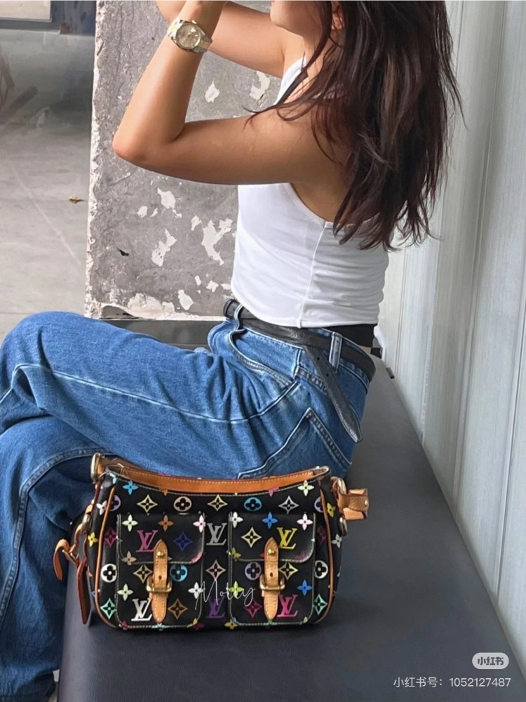 Without a black and white tri color series, it's hard to say that you're an LV expert - LV Village Shanglong not only represents classic beauty
It also represents unique value
-This beautiful black tricolor is extremely rare and precious.
As a popula...