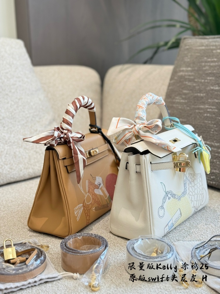p405
Kelly 25 Cream White Graffiti Limited Edition Inandout
Hermes Hermes' limited graffiti in 2021 produced a pair of Kelly 25 cream white color painting and birkin 25 biscuit color with the theme of "Inandout" (sisters who have shared ● before ca...