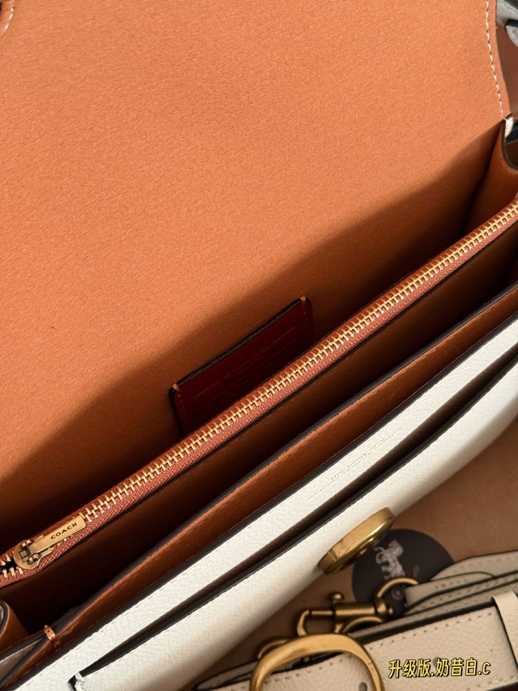 255 box upgrade version
size：25*15cm
Versatile artifact - tabby
C's Wine God Tabby
Milk white is super beautiful!
Engraving of Coach on Hardware
Full of small details
Equipped with leather straps for both shoulders!