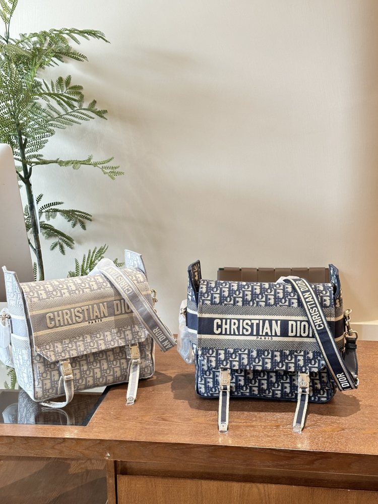 P335 Large
Dior camp mailman bag, casual and exquisite, super tempting ▼
This year's new models are really beautiful
Breaking the traditional definition of "elegance and femininity", it talks about the elegance and beauty of health and vitality
Dio...