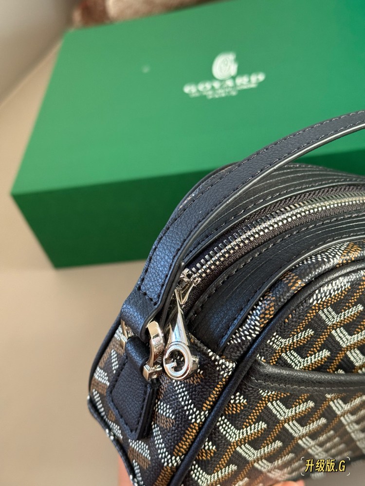 205 Upgraded Edition Box
size：24*14cm
Goya Goyard Camera Bag
Boys and girls use it!
The upper body effect is absolutely stunning~
Very easy to match in daily life~
Both boys and girls can buy it!