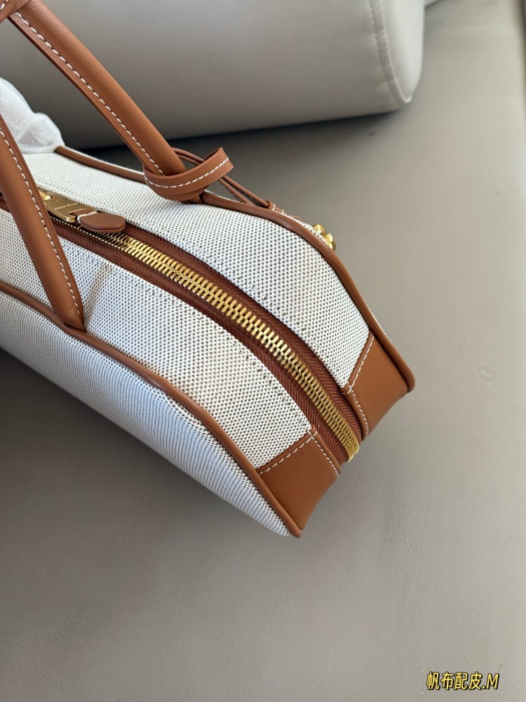 290 boxes
size：28*15cm
Miumiu bowling/briefcase/
Miu is here to steal money again! The new canvas briefcase is here!
It's nice to carry on your back
Can be carried by hand or carried diagonally!
The appearance is Princess Miumiu!