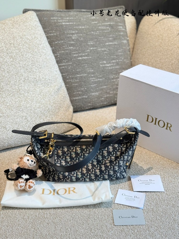 Dior Old Flower Bento Bag with Pendant P295
Elegant, casual, and full of relaxation
Interpreting a fashionable new posture, with a stylish and casual appearance, inadvertently revealing a sense of relaxation. Put on an off shoulder top and black skir...