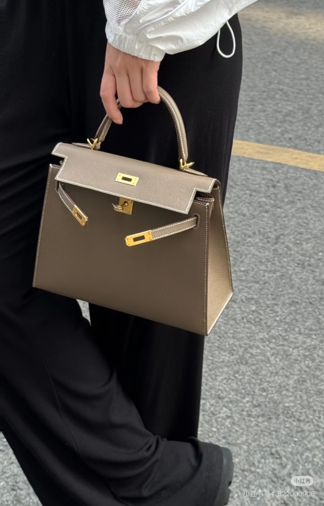 Black Gold Kelly 25 is so handsome!!! Hermes Kelly can't look up to other bags at first glance
Aima, you are really good at grasping my preferences!!!
Hermes/Hermes Kelly 25 Classic Black Gold Epsome Leather
The gold size is more rigid and three-dime...