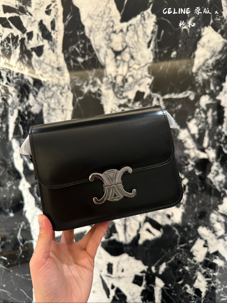 Original cowhide
Celine Triumphal Arch Tofu Bun
The meaning of 'Chong' is also to collect fragrance
The armpit bag of the Arc de Triomphe has a much larger capacity than imagined
Daily back is completely enough
Black is never wrong - it can be worn a...