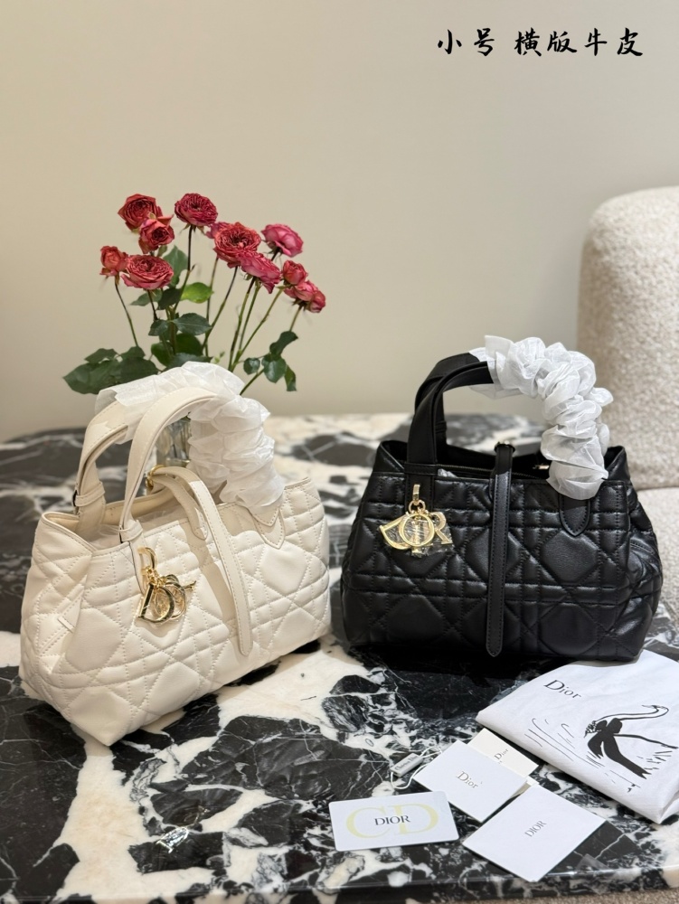 p320
Dior's horizontal indigenous bag is really a summer dish!
Vertical Toujours in Black and Milk Coffee Colors
The texture and appearance are truly exceptional! Wearing a coat or cotton jacket in winter is very suitable. Please help me recommend it...