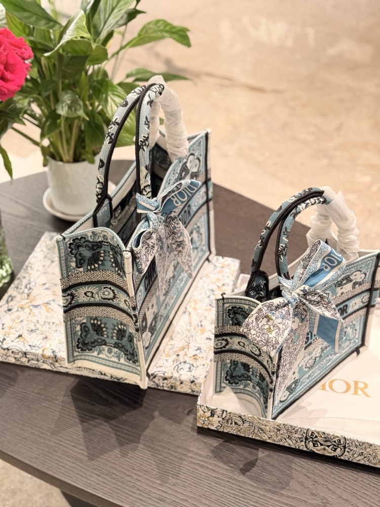 Dior Embroidery Series Toto Bag p250p280
The new Dior embroidered bag showcases unparalleled luxury and sophistication~Butterfly embroidery details showcase Dior's brand's craftsmanship spirit
Dust bag inside the driver's hand or shoulder
Super sized...