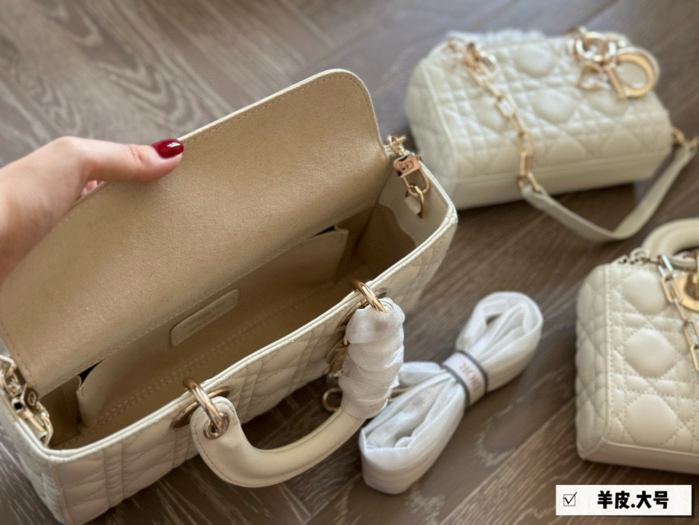 、
Dior lady's new long sheepskin full set packaging
Dior's all-new D-joy is making a strong comeback, with the rhythm of a big hit. The bag comes with two shoulder straps and multiple back styles, making the upper body both beautiful and stylish. T...