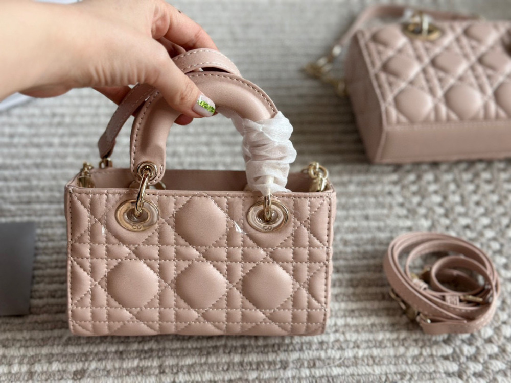 、
Dior lady's new long sheepskin powder full set packaging
Dior's all-new D-joy is making a strong comeback, with the rhythm of a big hit. The bag comes with two shoulder straps and multiple back styles, making the upper body both beautiful and sty...