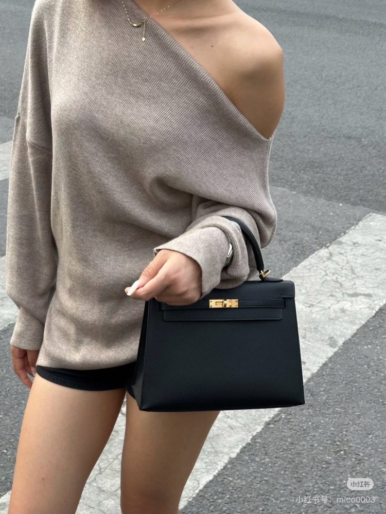 Black Gold Kelly 25 is so handsome!!! Hermes Kelly can't look up to other bags at first glance
Aima, you are really good at grasping my preferences!!!
Hermes/Hermes Kelly 25 Classic Black Gold Epsome Leather
The gold size is more rigid and three-dime...