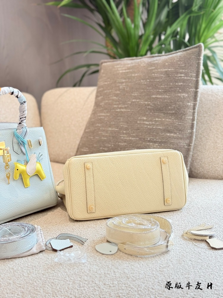 Original cowhide p380
Hermes Birkin is absolutely amazing! A timeless classic! Never outdated!
The Holy Grail blue milkshake and white color match perfectly with summer!
Go out easily - carry it directly and fill up your aura
Togo intradermal suture,...