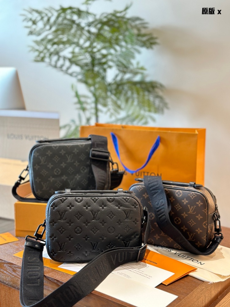 Cowhide embossed p320 old flower p275 black flower p275
LV Men's Bag Recommendation | Men's Presbyopia S-LOCK Business Postman Bag! The Lv S-Lock series really gives people a dazzling feeling
The size of this bag is very suitable for boys to carry wh...