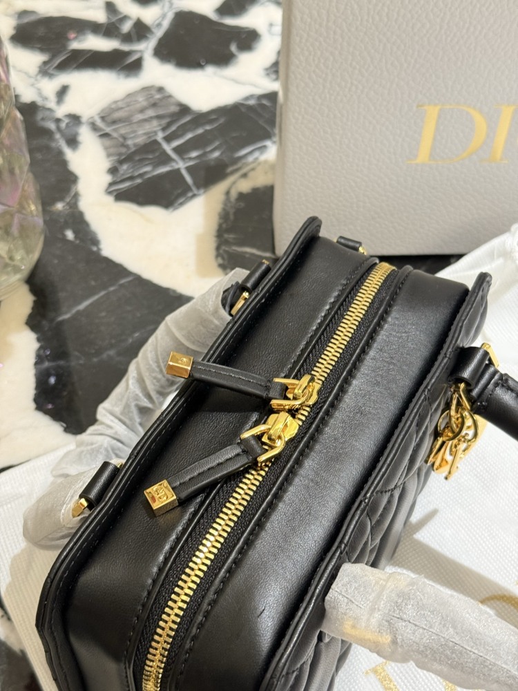 p340
DIOR sheepskin mini small square bag doctor bag
This Montaigne 30 series mini doctor bag is a new winter 2024 product, sewn with triangular lining, presenting a crisp design, fashionable and modern without losing practical functions. Crafted wit...