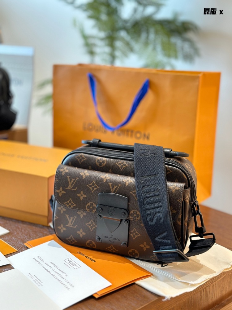 Cowhide embossed p320 old flower p275 black flower p275
LV Men's Bag Recommendation | Men's Presbyopia S-LOCK Business Postman Bag! The Lv S-Lock series really gives people a dazzling feeling
The size of this bag is very suitable for boys to carry wh...