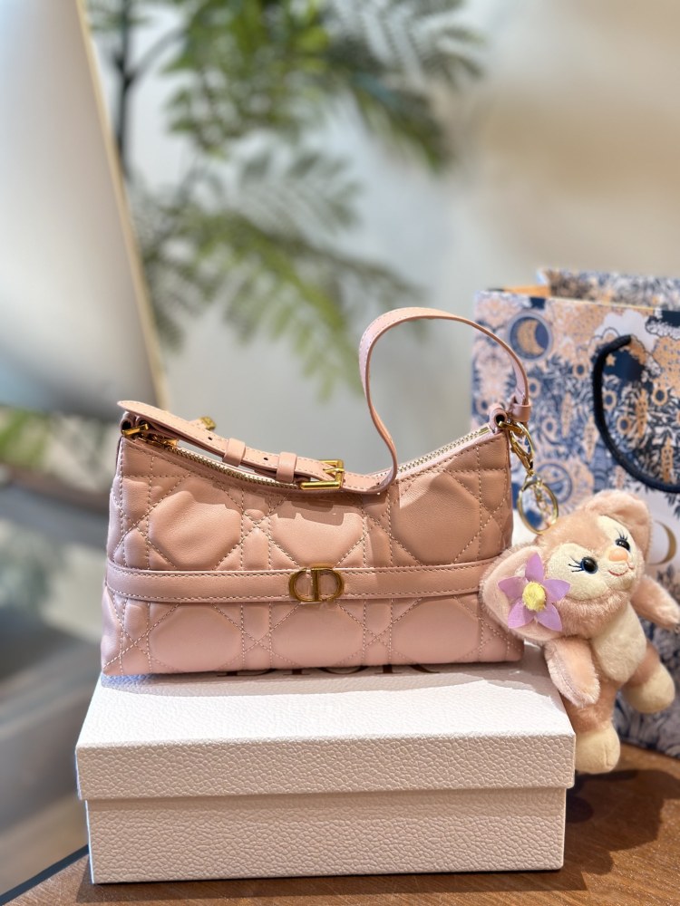 P280 pendant ? twenty
Dior's new underarm bag hobo
Xiaolin personally loves armpit bags, and Dior has released a new one. The half moon shaped one looks great and has a great capacity. Not only does it have a phone, but I also carry a small makeup ...