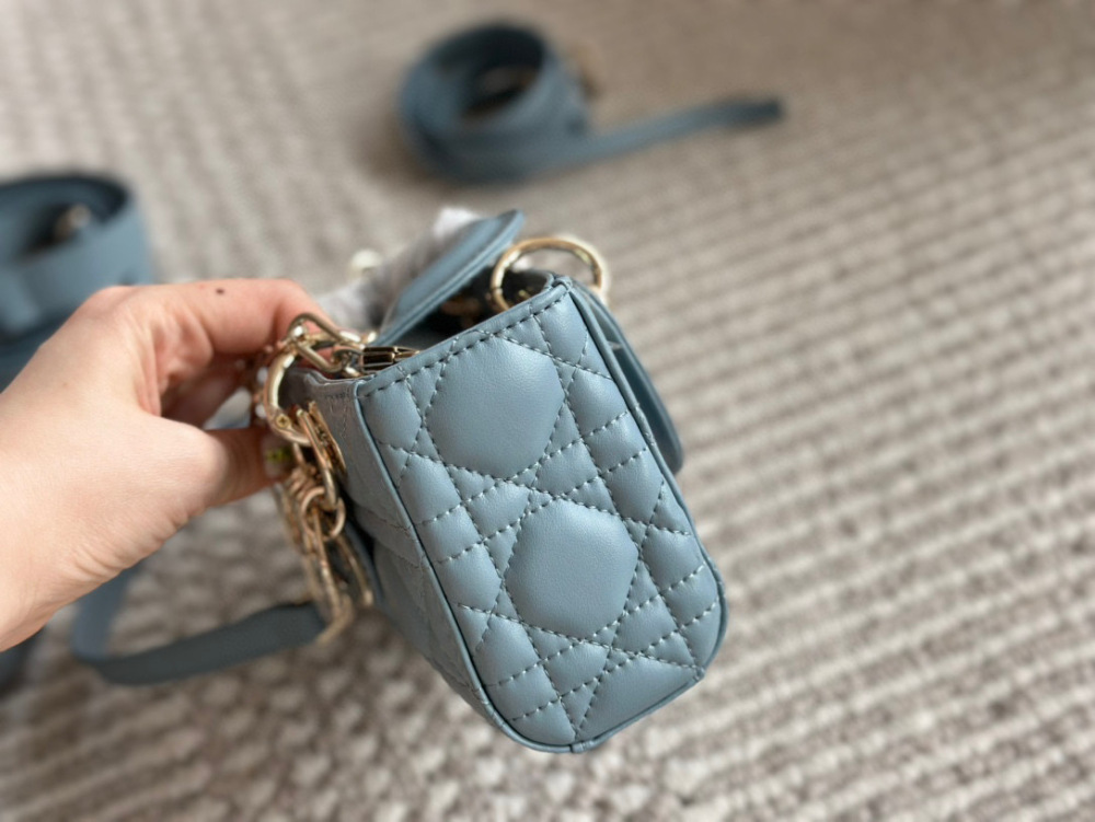 、
Dior lady's new long style haze blue full set packaging
Dior's all-new D-joy is making a strong comeback, with the rhythm of a big hit. The bag comes with two shoulder straps and multiple back styles, making the upper body both beautiful and styl...
