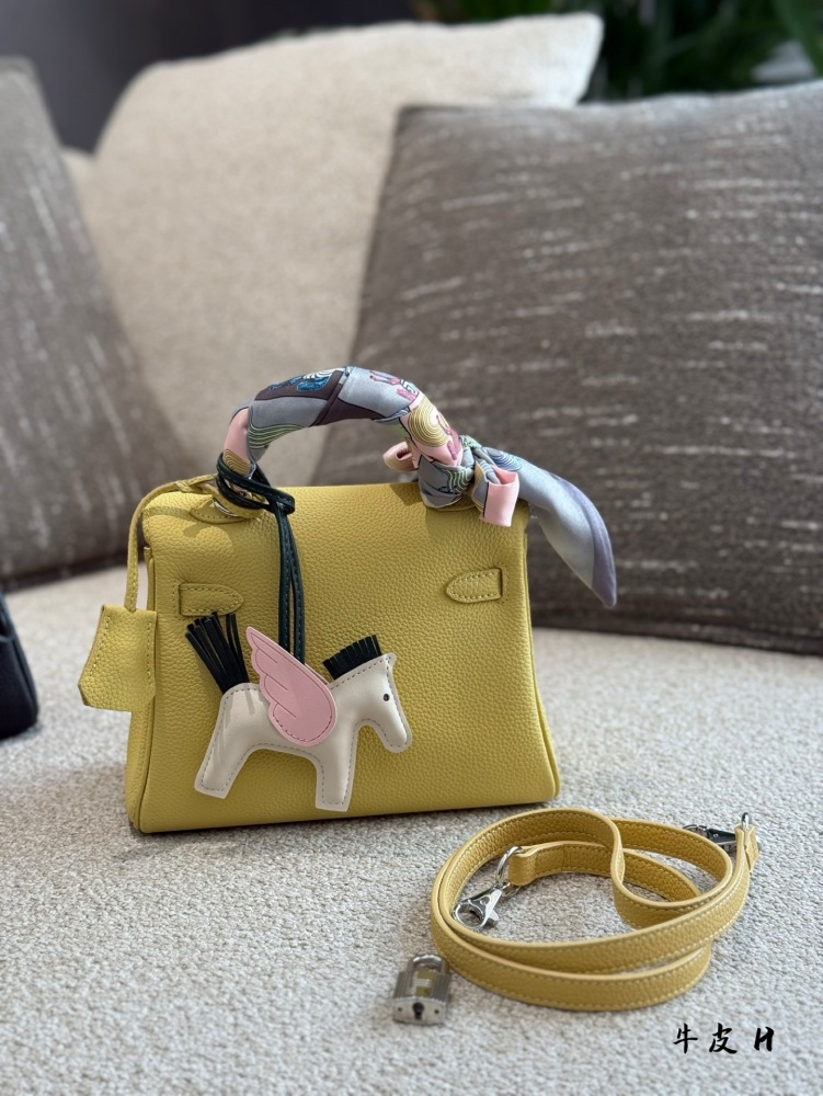 Cowhide P330
High quality texture, versatile upper body, super stylish!!
Hermes MiniKelly II,
Suitable size for all age groups, playful and cute to carry~20cm
