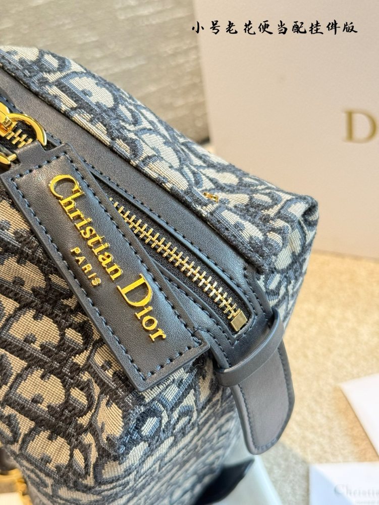 Dior Old Flower Bento Bag with Pendant P295
Elegant, casual, and full of relaxation
Interpreting a fashionable new posture, with a stylish and casual appearance, inadvertently revealing a sense of relaxation. Put on an off shoulder top and black skir...