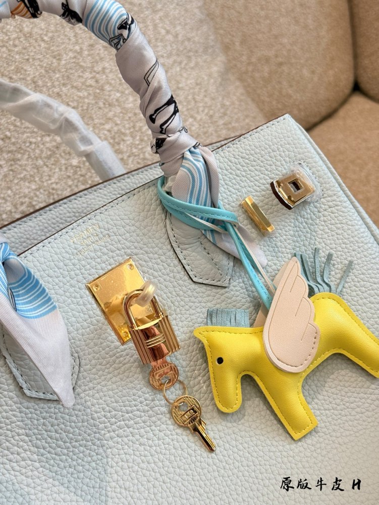Original cowhide p380
Hermes Birkin is absolutely amazing! A timeless classic! Never outdated!
The Holy Grail blue milkshake and white color match perfectly with summer!
Go out easily - carry it directly and fill up your aura
Togo intradermal suture,...