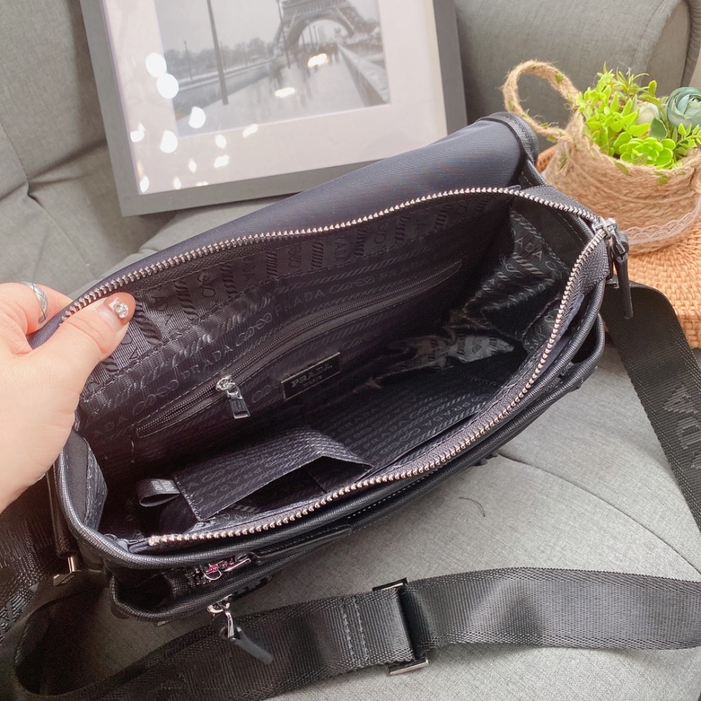 Prada's latest single shoulder crossbody bag has been shipped. It is a high-end luxury original board imported waterproof fabric with cross patterned cowhide, luxurious triangular mark hardware, lightweight and practical. The logo is clear and easy t...
