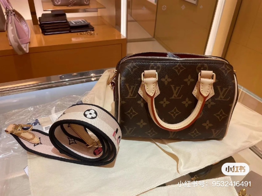 The soul of LV's new milk tea Speedy 20, M46222 bag is that strap!
Super beautiful milk tea color!  !
Versatile and gentle color scheme
Can be carried by hand/shoulder back/side back
The capacity of Speedy20 is self-evident!