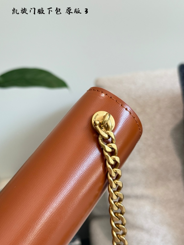 p225
What kind of immortal style is this? It's too explosive
CELINE Triomphe chain armpit bag small
Triumph means "victory, triumph" in French
The inspiration for the double C buckle of the bag comes from the rich paintings of the Arc de Triomphe Squ...