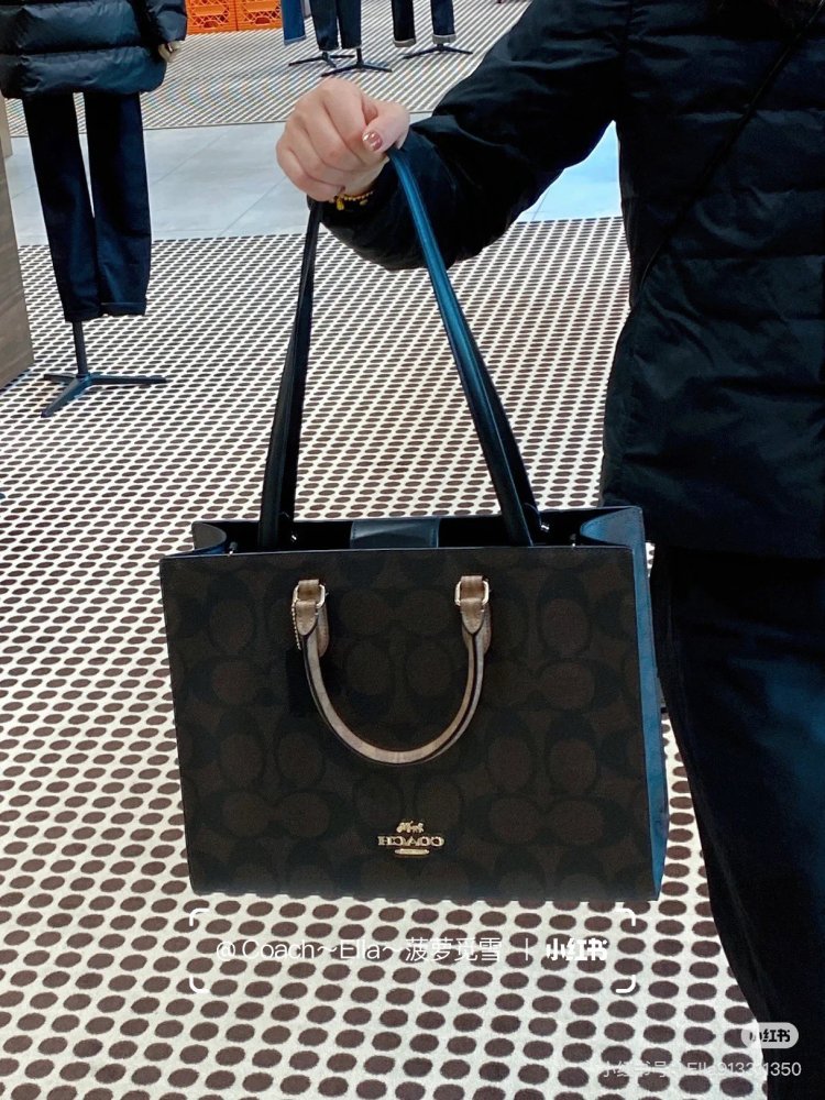 Good looking and easy-to-use bag, Coach's new product for December, Maggie tote, warm winter outfit
Maggie Tote's simple appearance makes it easy to accommodate
Play with style and effortlessly switch styles