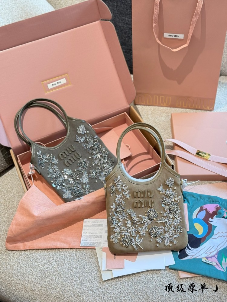 p420
Miu Miu canvas ivy, no one can resist its beauty
Miumiu Handmade Bead Series
The actual product is too dazzling. 15 × 20 pictures, complete packaging
