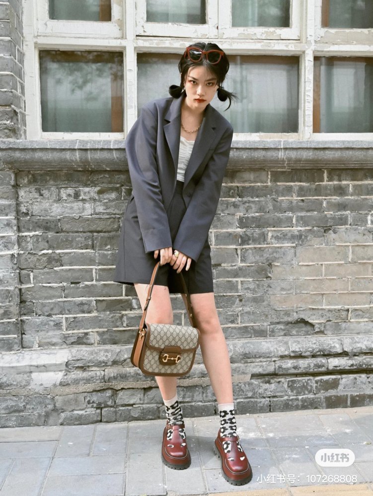 Gucci 1955. The globally popular horseclip handbag
!! ! Your collection of male goddesses and goddesses is completely complete - none of them can be missing. Wow, retro and durable, this year's hottest bag, owned by various celebrities, is a fashiona...