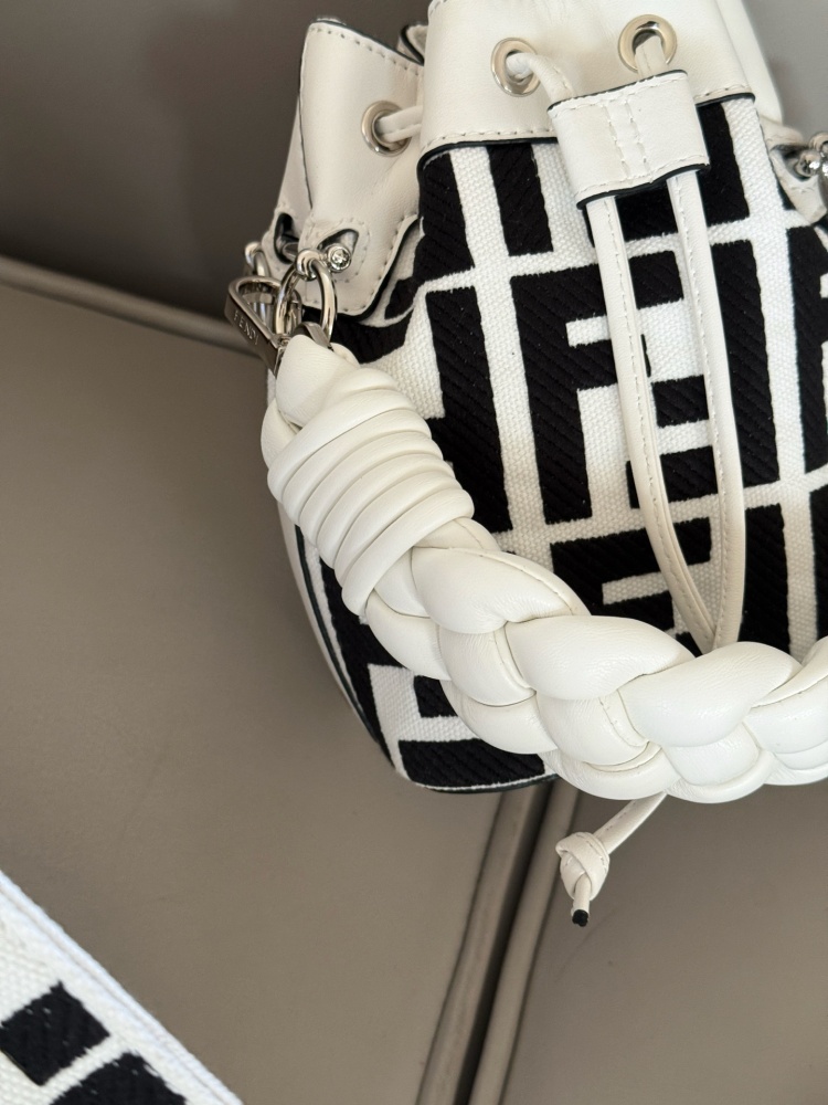 220 boxes
size：12.5*18cm
Fendi bucket bag
Wide woven wrist strap
configuration ? Long shoulder straps!
The Wealth Bucket has a new color scheme! It's so beautiful
The capacity and appearance are all very online!