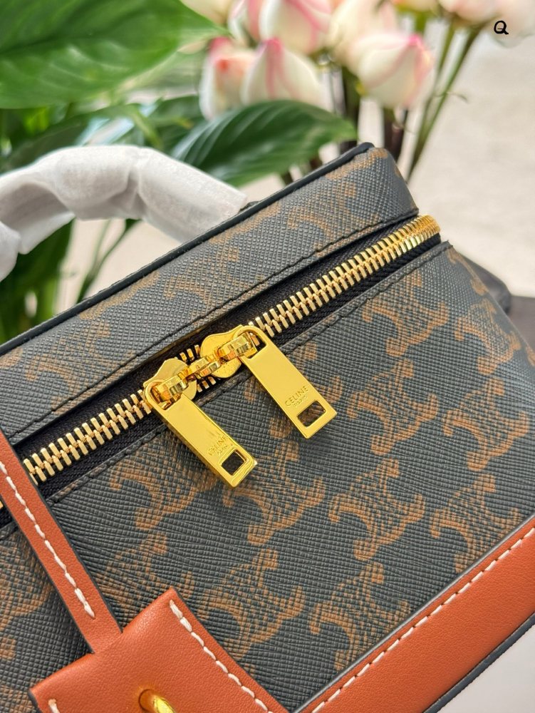 p215
CELINE VANITY Makeup Box Bag ●●●
This classic makeup bag is made from MAISON CELINE's makeup bag, and this season it has a new look in the handbag series. The size is well made, and the makeup bag is practical, versatile, and exquisite. Th...