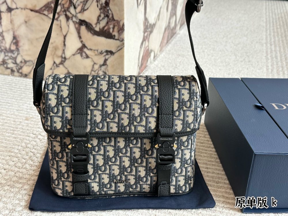 P270 original fabric
This flip up mailman bag is the latest addition to the fall 2024 collection, showcasing the brand's haute couture spirit with modern fashion design and adding charm to the Dior Hit the Road collection.
Dior Gravity leather in bei...