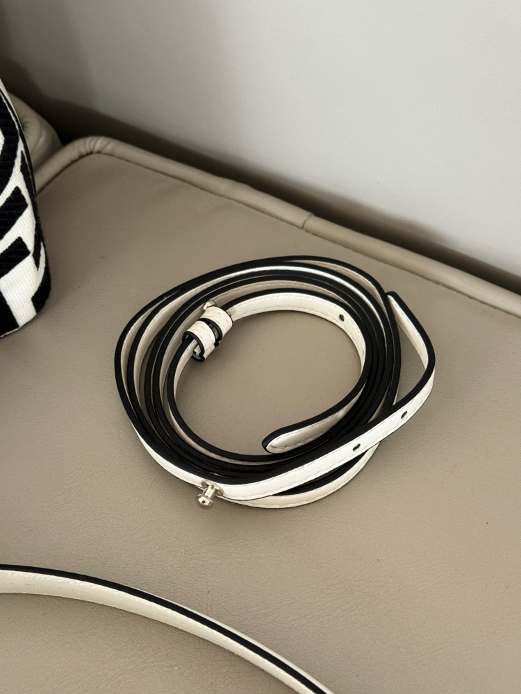 220 boxes
size：12.5*18cm
Fendi bucket bag
Wide woven wrist strap
configuration ? Long shoulder straps!
The Wealth Bucket has a new color scheme! It's so beautiful
The capacity and appearance are all very online!