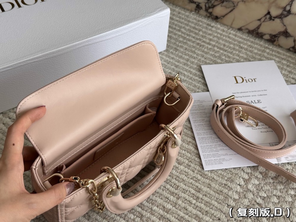 p255 
Dior lady's new long sheepskin powder full set packaging
Dior's all-new D-joy is making a strong comeback, with the rhythm of a big hit. The bag comes with two shoulder straps, multiple back styles, and a beautiful and stylish upper body. The c...