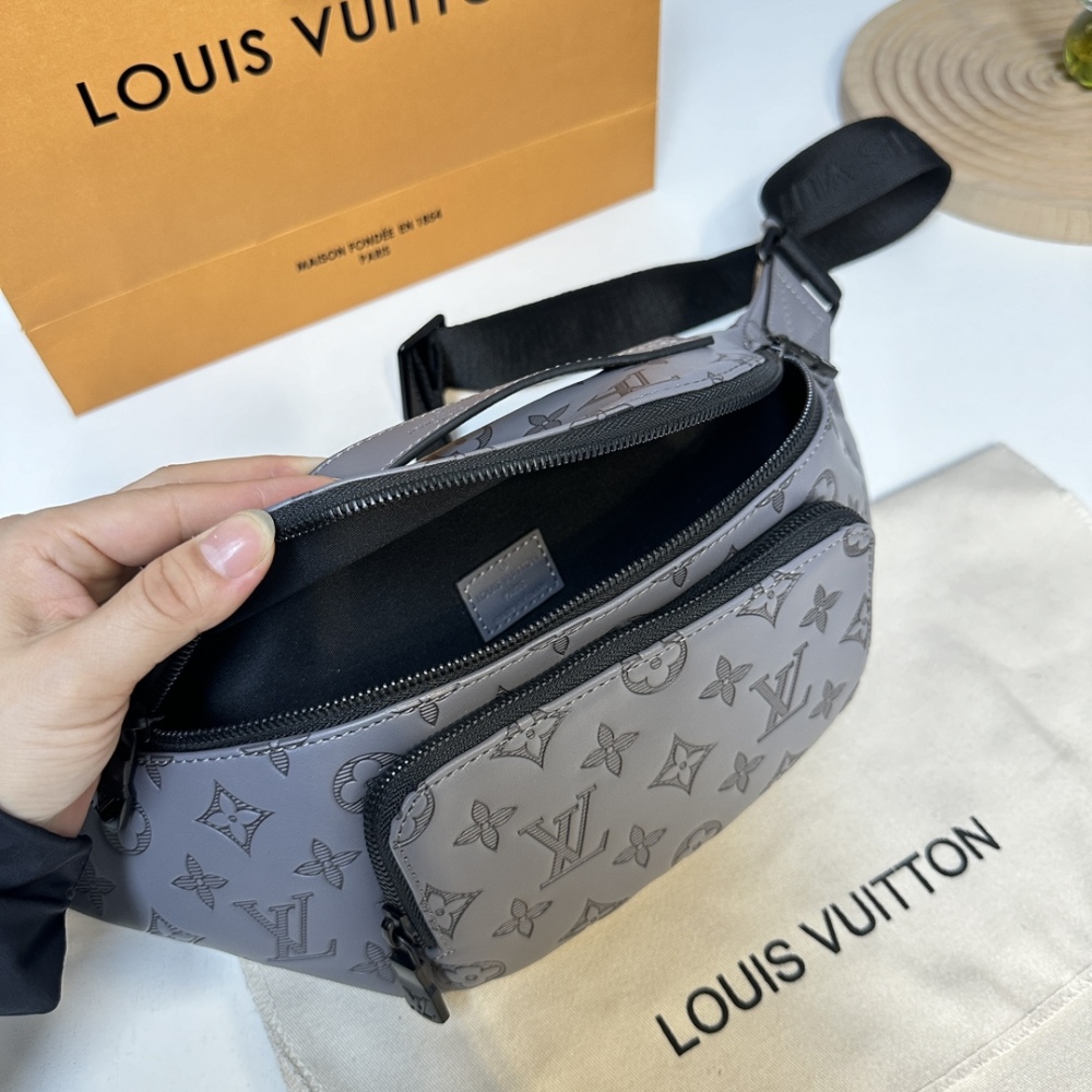 Donkey waist bag/chest bag model M25227 full leather gray. This waist bag design is not only practical but also enhances the overall design sense, making it easy to raise the body proportion. The bag can be worn as a chest bag or crossbody bag, and c...