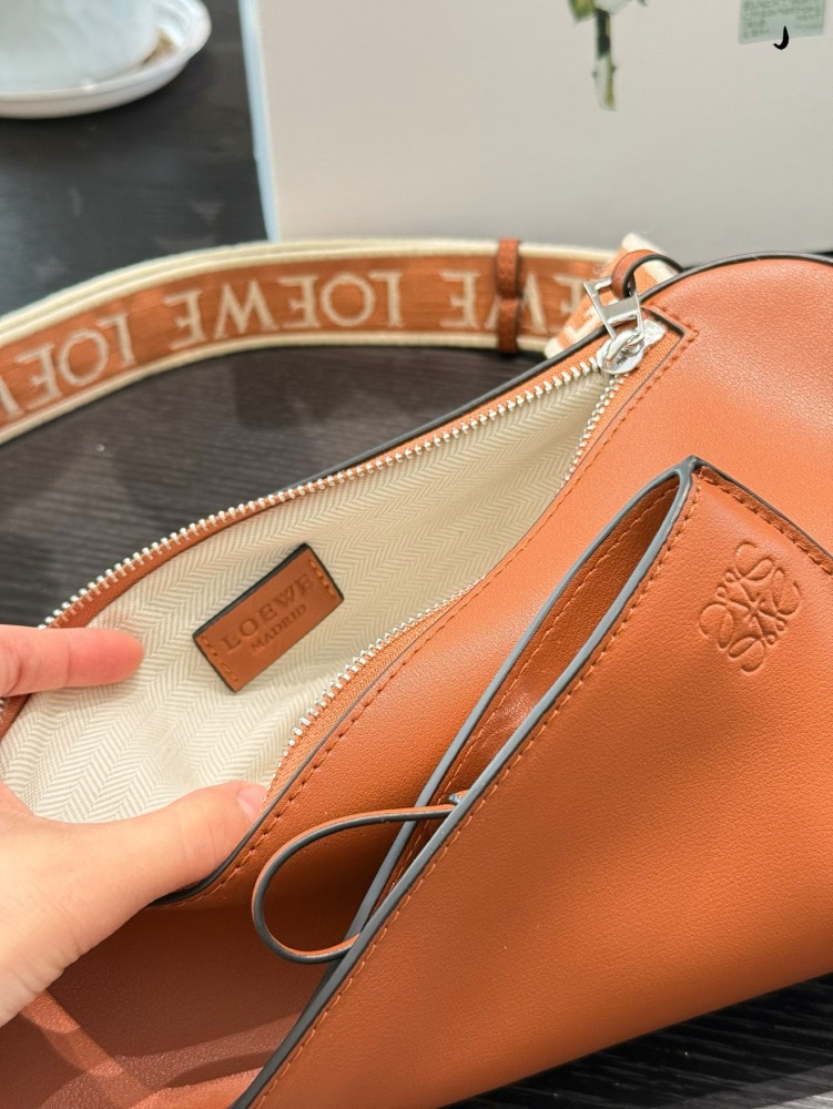 p339
LOEWE new men's shoulder bag Anton Sling
LOEWE Anton sling shoulder bag
The unique triangular bamboo shoot bag shape makes the needle look better on the chest and back than on the body and back. The outer layer is handmade from French grain calf...