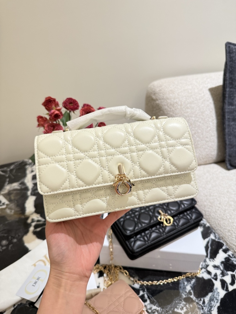 P300
Dior's new woc sheepskin and phone bag
Exquisite pearls paired with chains are truly super beautiful, made of imported sheepskin material
Size: 19 * 10
Complete gift box packaging