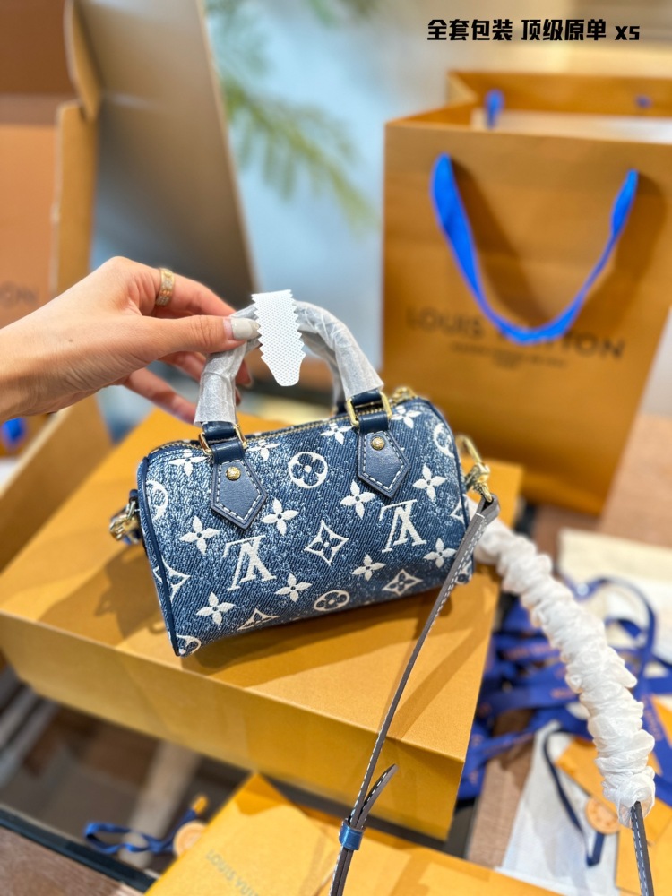 Top original order p260
LV Speedy Nano is now available at a great price~
LV Speedy Nano Limited Edition Denim
Gradient denim crossbody bag handbag
Size: 16.5x11 cm, brand new
Premium cool and cute can't be too cute
Who can refuse the good price of s...