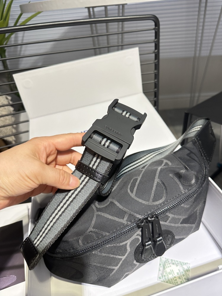 Black BURBERRY New Year NY ? Mlb Co branded Super Western Chest Bag/Waist Bag Premium Version Fabric is custom-made and is N levels higher than the black ones on the market, with perfect embroidery inside and a complete set of hardware logos. Size ...
