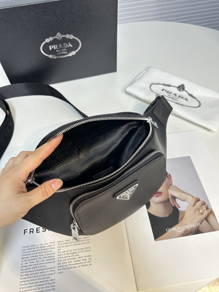 PRADA Waist Bag/Chest Bag Model 2VH 165 This waist bag design is not only practical, but also enhances the overall design sense, making it easy to raise the body proportion. The bag can be placed at the waist where it is, and it can also be used as a...
