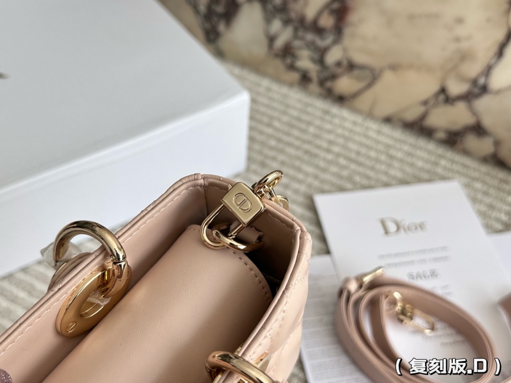 p255 
Dior lady's new long sheepskin powder full set packaging
Dior's all-new D-joy is making a strong comeback, with the rhythm of a big hit. The bag comes with two shoulder straps, multiple back styles, and a beautiful and stylish upper body. The c...