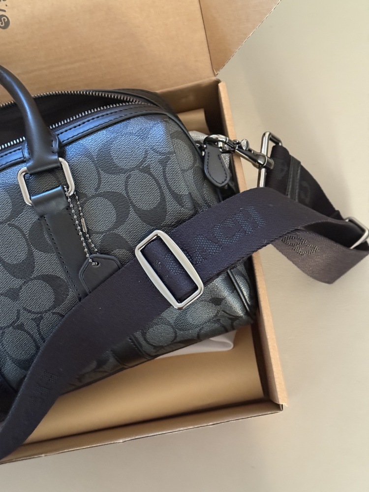 265 box
size：28*17cm
COACH | Falling in Love with a Male Boston | Venture Premium Grey
What are you still worried about getting for 520?
Advanced graphite gray exudes a sense of sophistication
C's classic, fashionable and atmospheric pillow bag
A v...