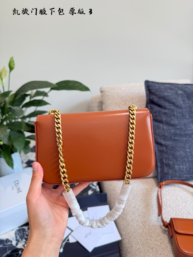 p225
What kind of immortal style is this? It's too explosive
CELINE Triomphe chain armpit bag small
Triumph means "victory, triumph" in French
The inspiration for the double C buckle of the bag comes from the rich paintings of the Arc de Triomphe Squ...