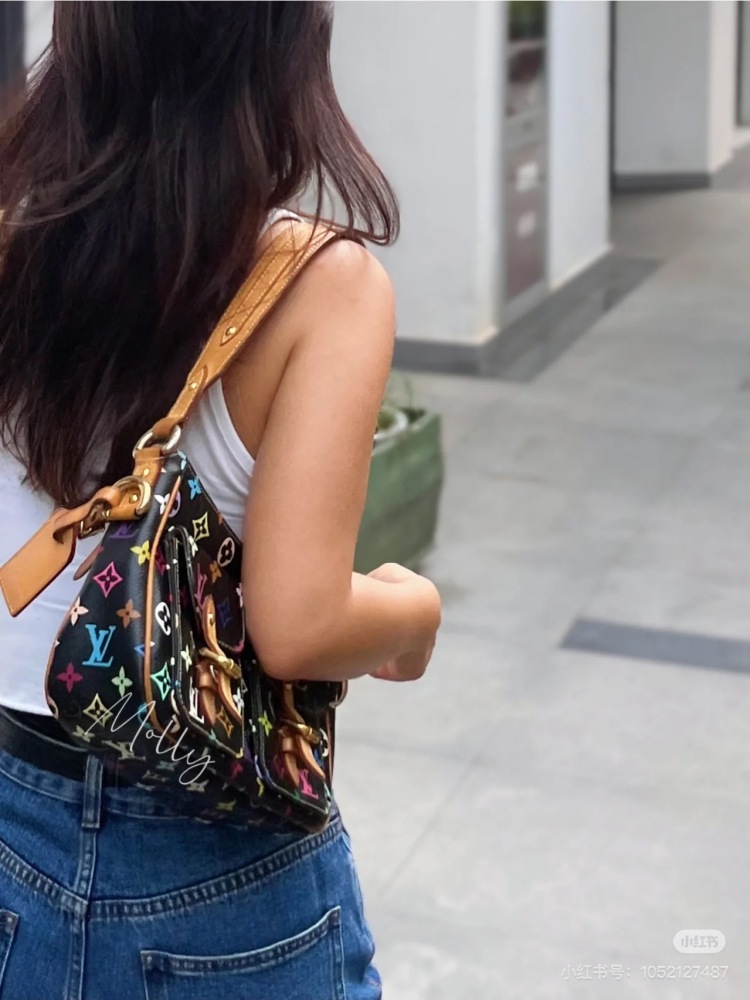 Without a black and white tri color series, it's hard to say that you're an LV expert - LV Village Shanglong not only represents classic beauty
It also represents unique value
-This beautiful black tricolor is extremely rare and precious.
As a popula...