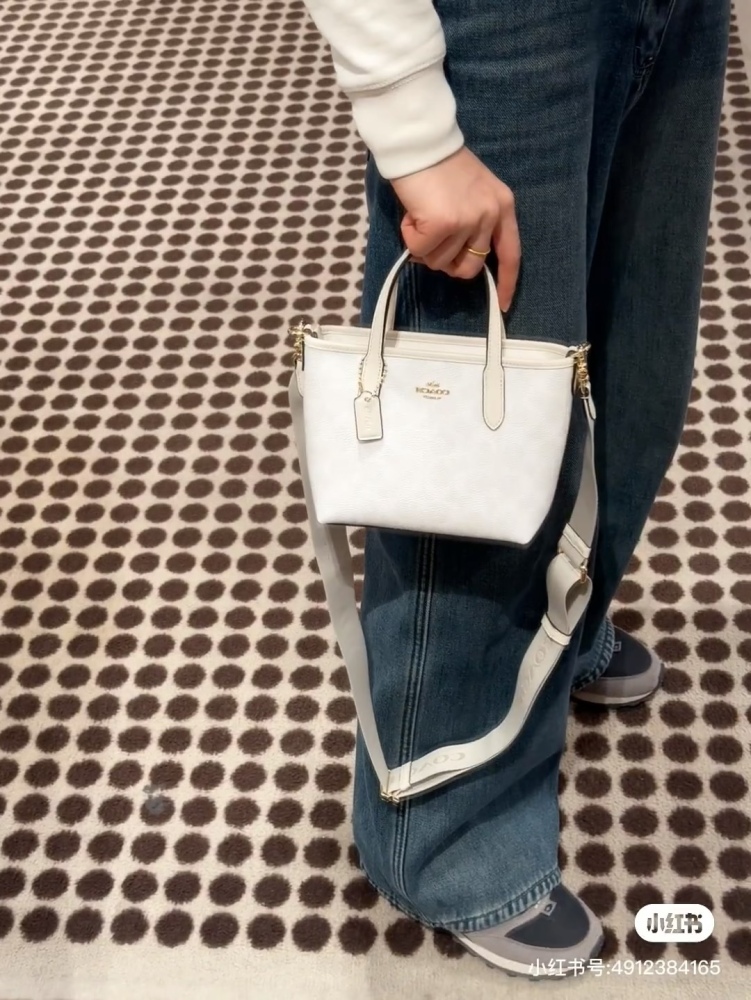 Coach | New Mini Tote Glacier White is too beautiful~
Gentle girl should have a girl's heart bag
Paired with long and wide shoulder straps, providing ample comfort
Retro and versatile~